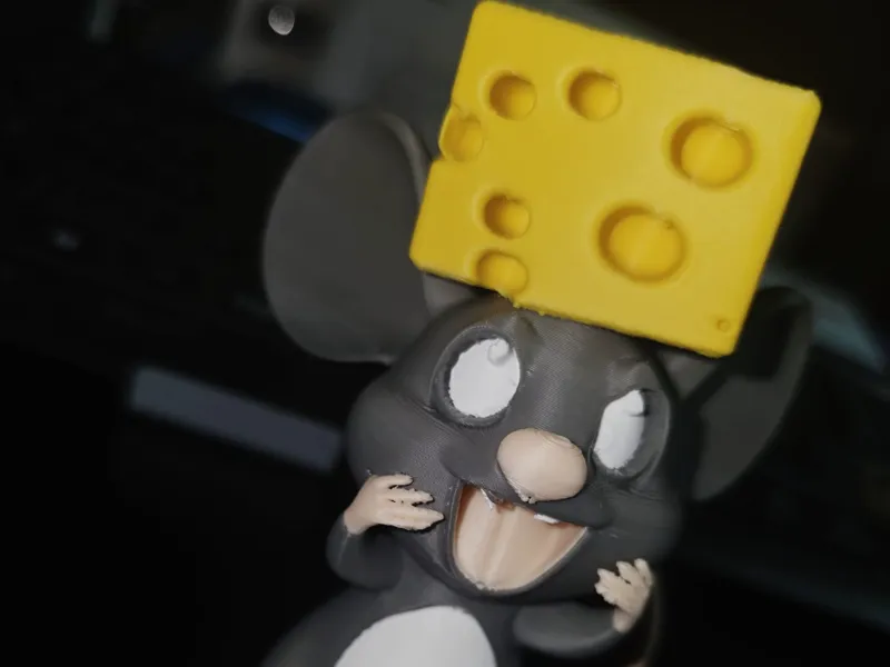 Ratte Tony mit Käse auf dem Kopf