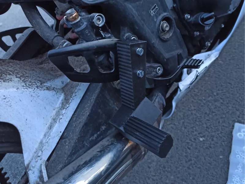 Triumph Daytona 600 alternate footpeg footstand