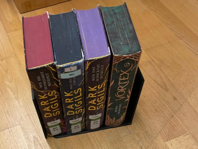 Book stand with variable size