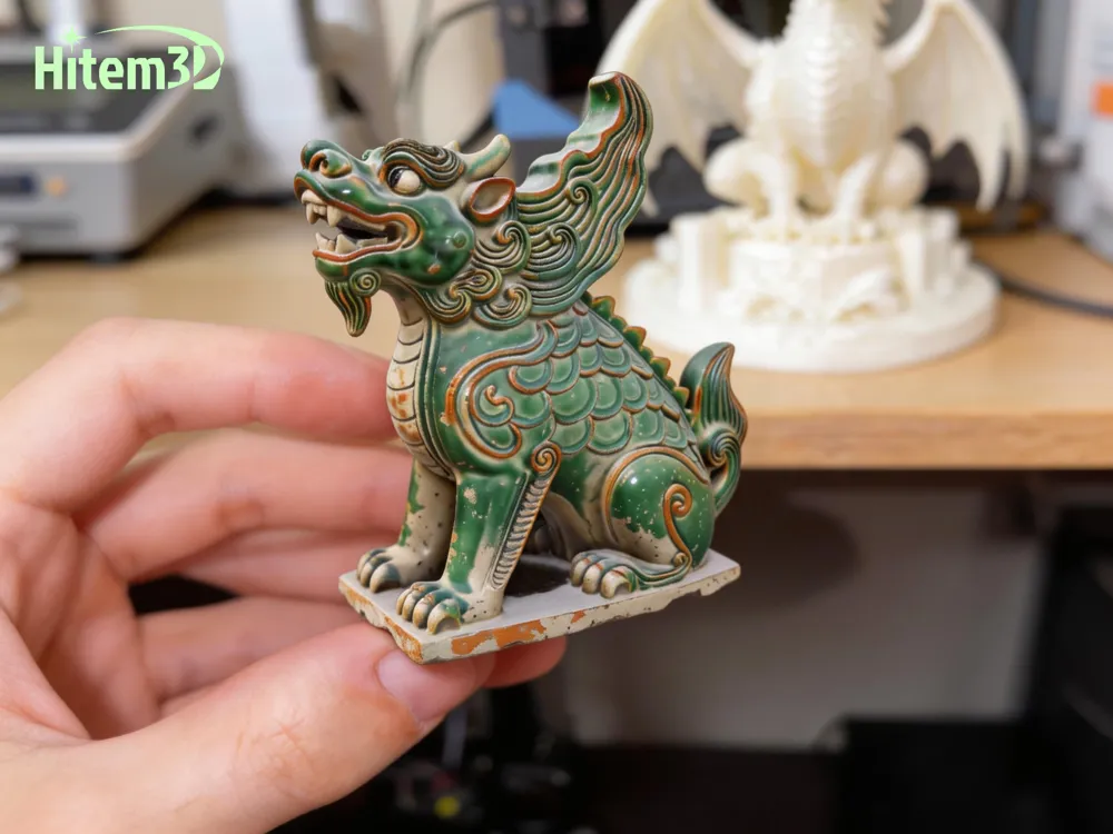 Figurinha decorativa de criatura mítica esmaltada inspirada em ...