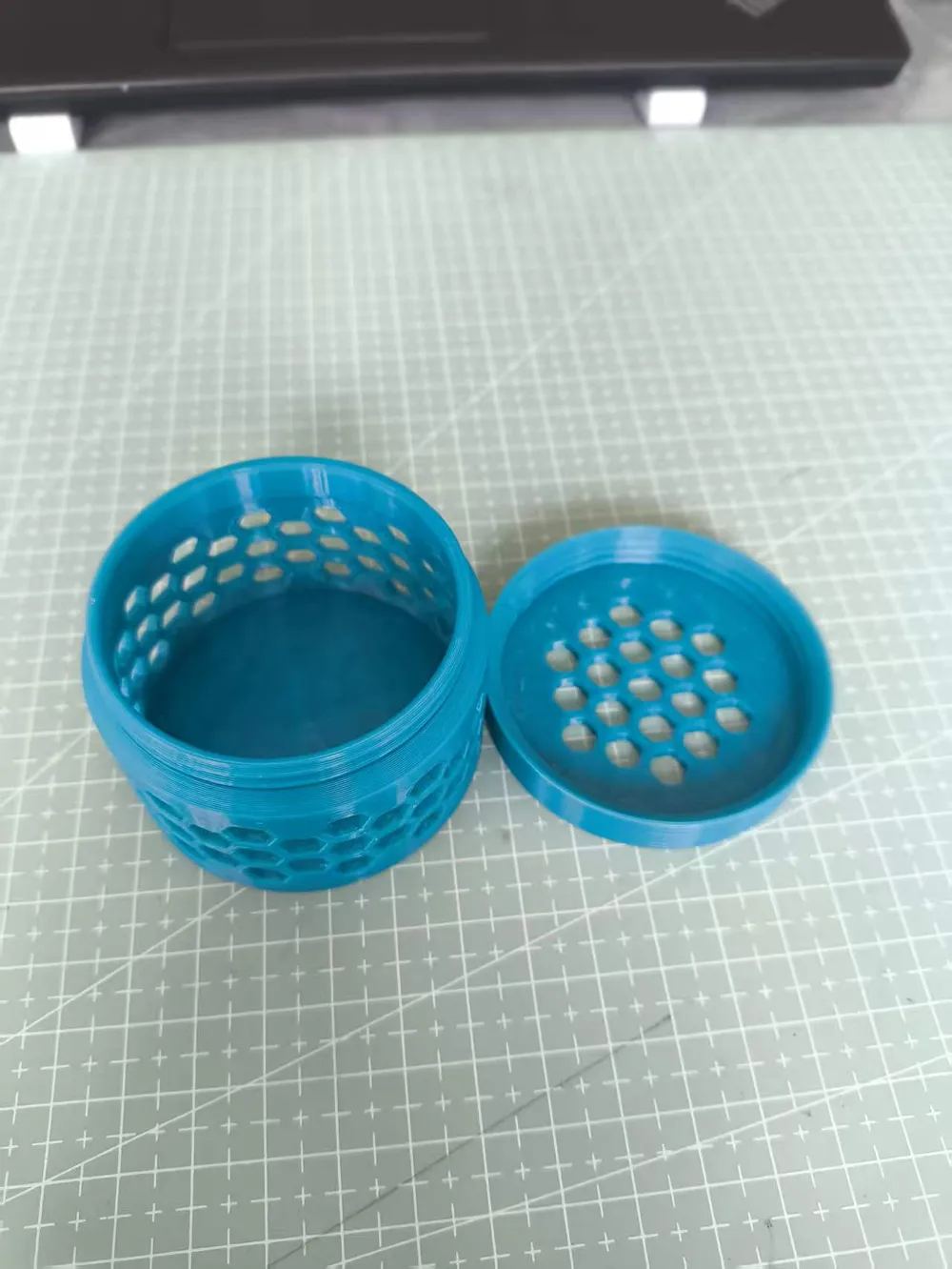 Threaded Lid Insect Box - Free 3D Print Model - MakerWorld
