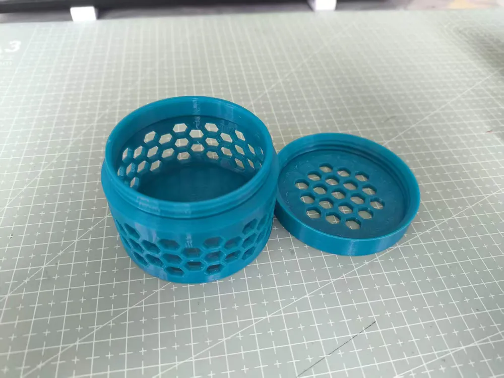 Threaded Lid Insect Box - Free 3D Print Model - MakerWorld