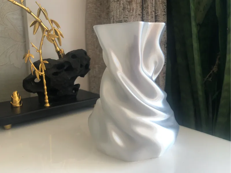 丝绸质感褶皱花瓶