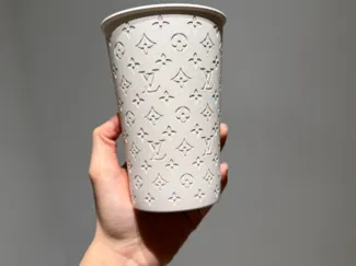 手持lv杯