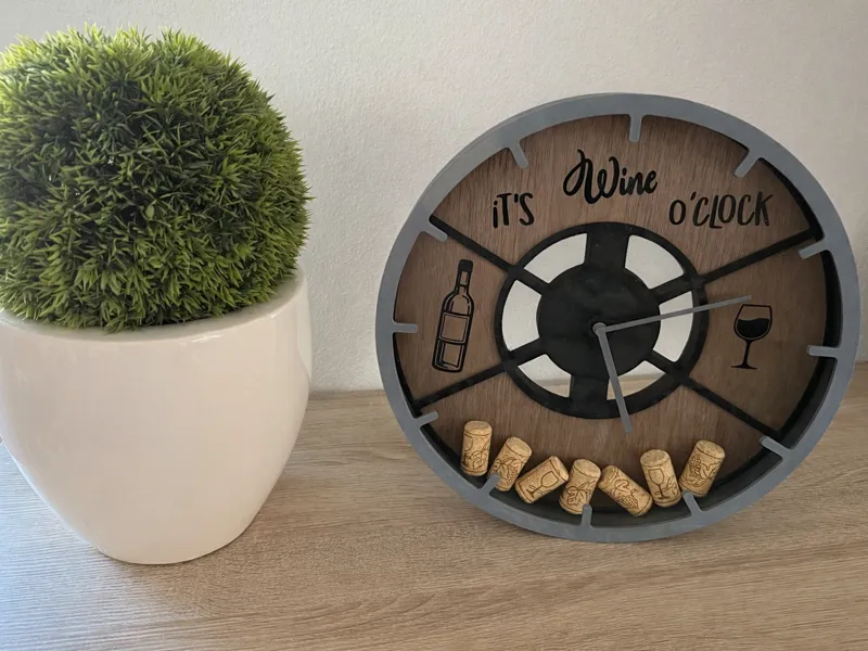 Uhr im Wein Style , Hybrid Modell mit Holzteilen