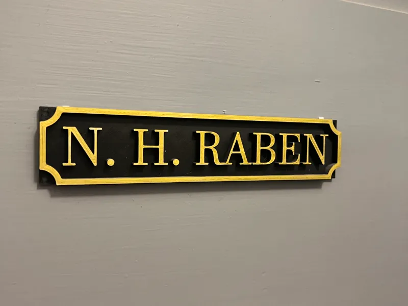 Customizable raised doorplate namesign