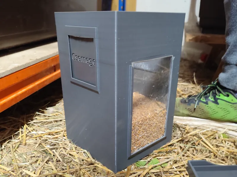 Duck feeder