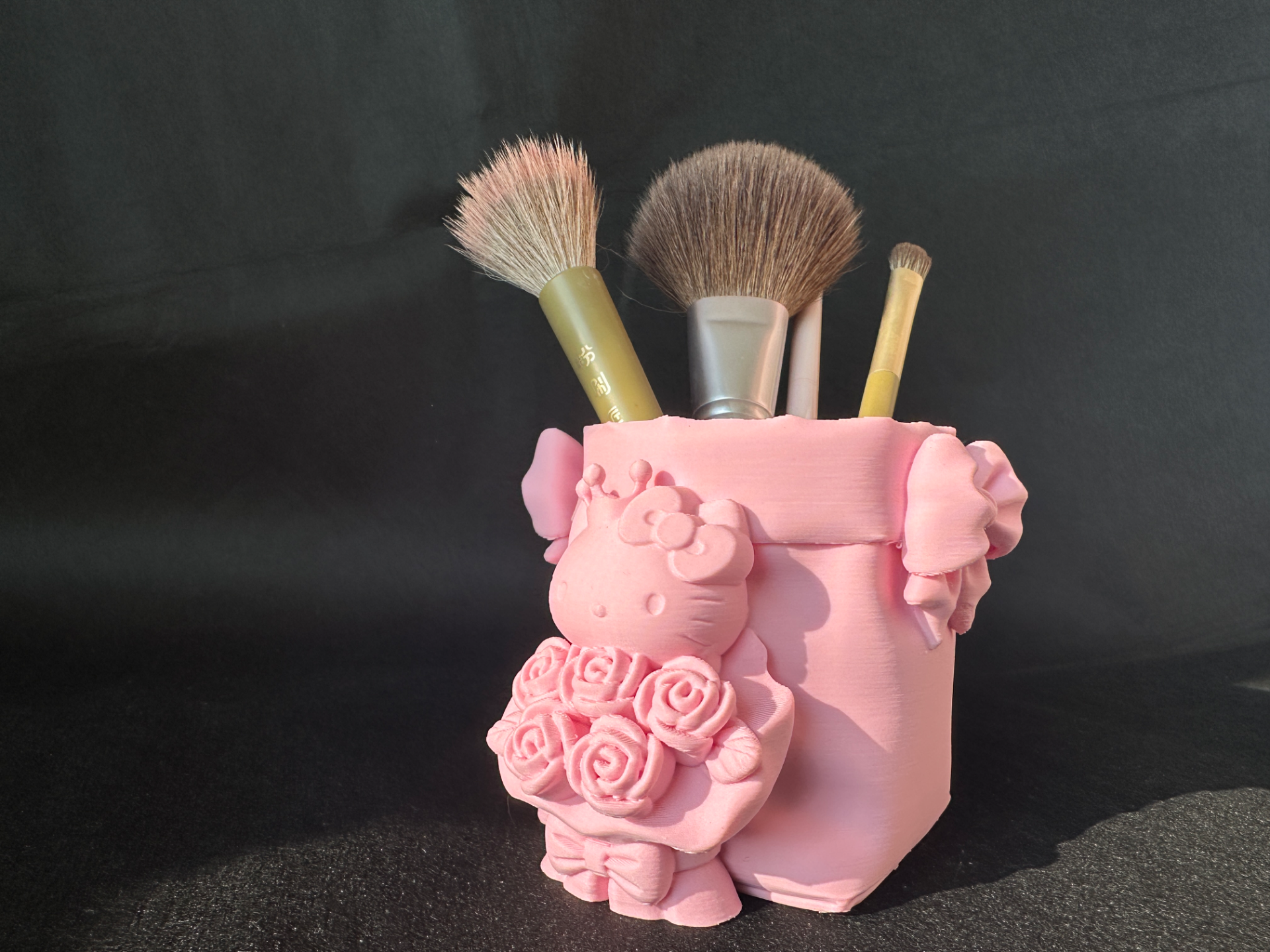 谁能拒绝Hello Kitty的玫瑰抱抱桶！化妆刷 笔～有了新家，每天化妆的幸福感直接拉满～