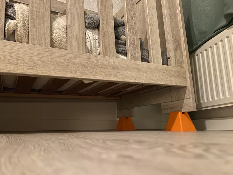 Stilts for baby-bed