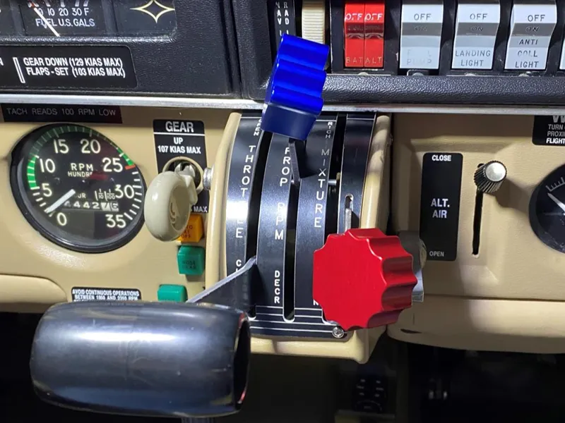 Piper Cherokee throttle quadrant fidget