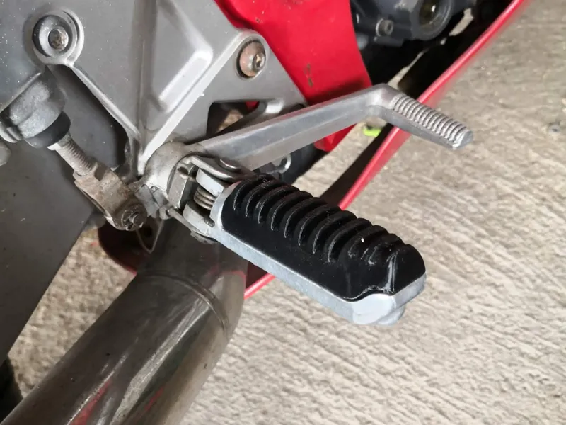 Suzuki RF600 foot peg