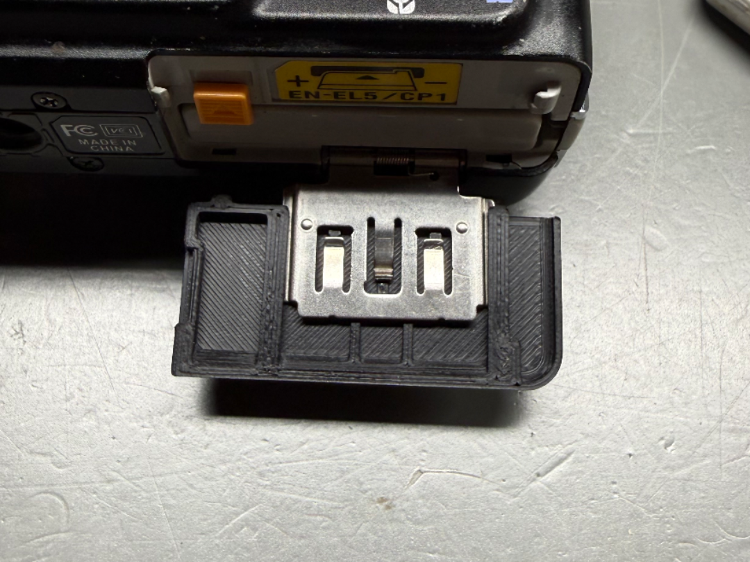 Nikon Coolpix 4200, 5200, 5900, 7900 Battery Cover