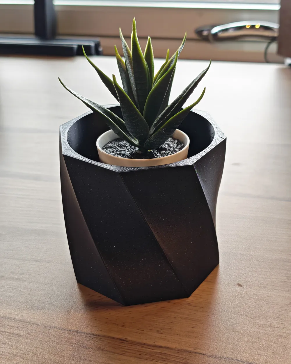 Twisted Low-Poly Planter / Geometric Pot - Free 3D Print Model - MakerWorld