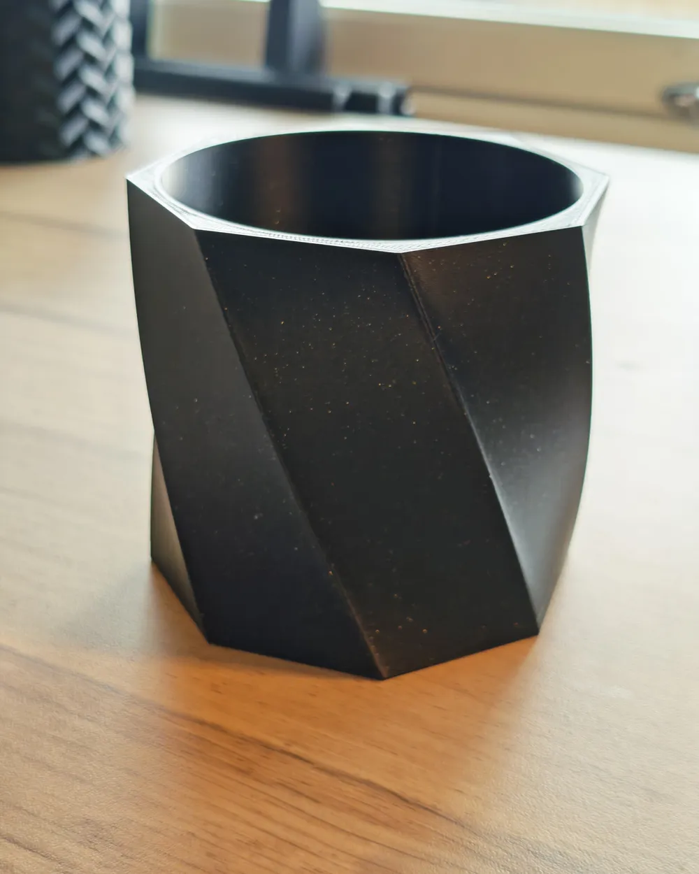 Twisted Low-Poly Planter / Geometric Pot - Free 3D Print Model - MakerWorld