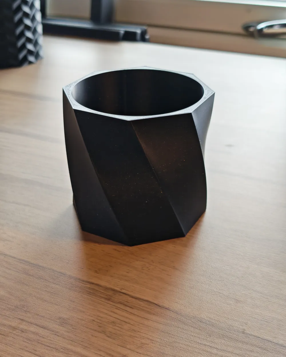 Twisted Low-Poly Planter / Geometric Pot - Free 3D Print Model - MakerWorld