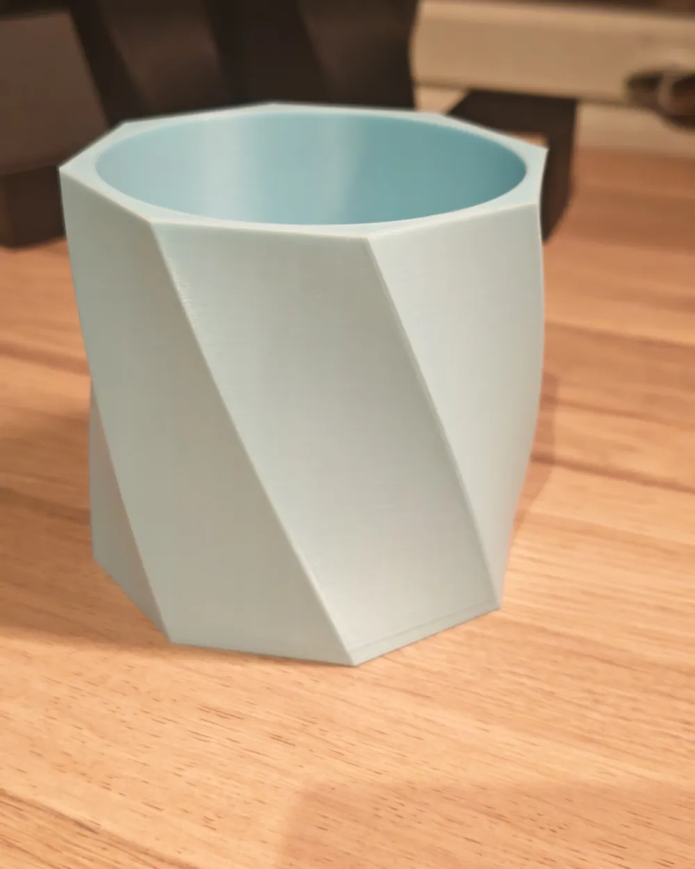 Twisted Low-Poly Planter / Geometric Pot - Free 3D Print Model - MakerWorld