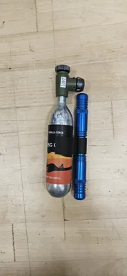 Clip 25g CO2 cannister to dynaplug racer pro