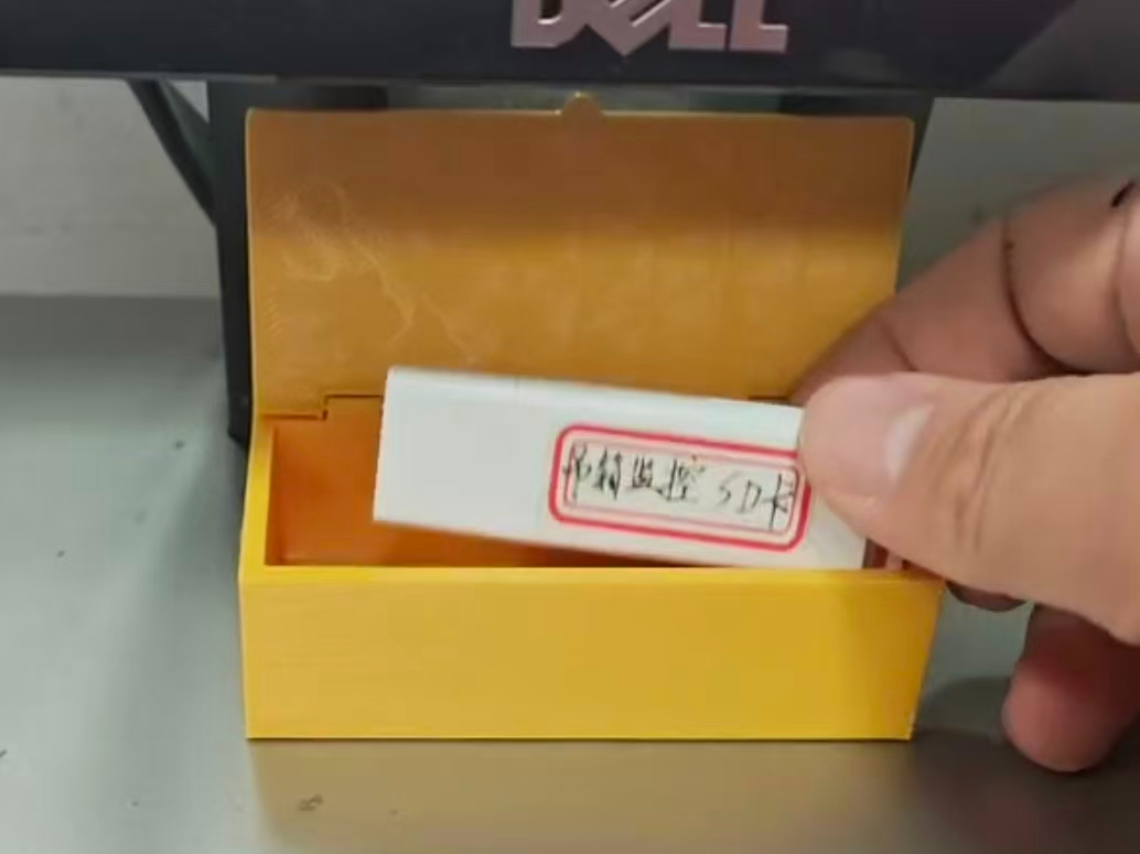 一个小收纳盒(可以用收纳sd卡和u盘)