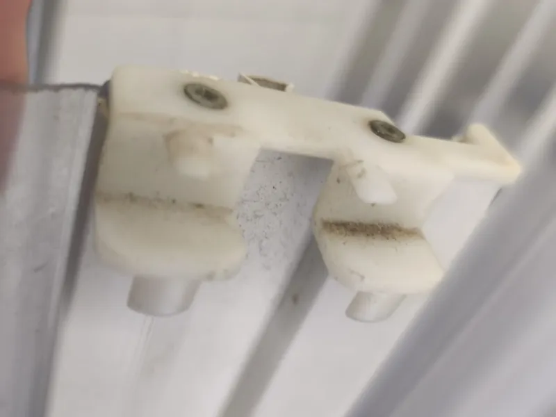 Gancio e perno per guida doccia in pvc