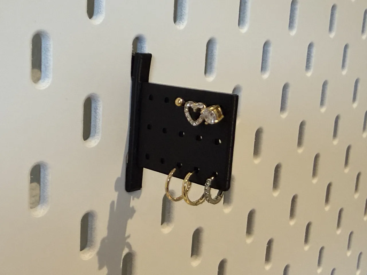 Skadis earring holder view 2