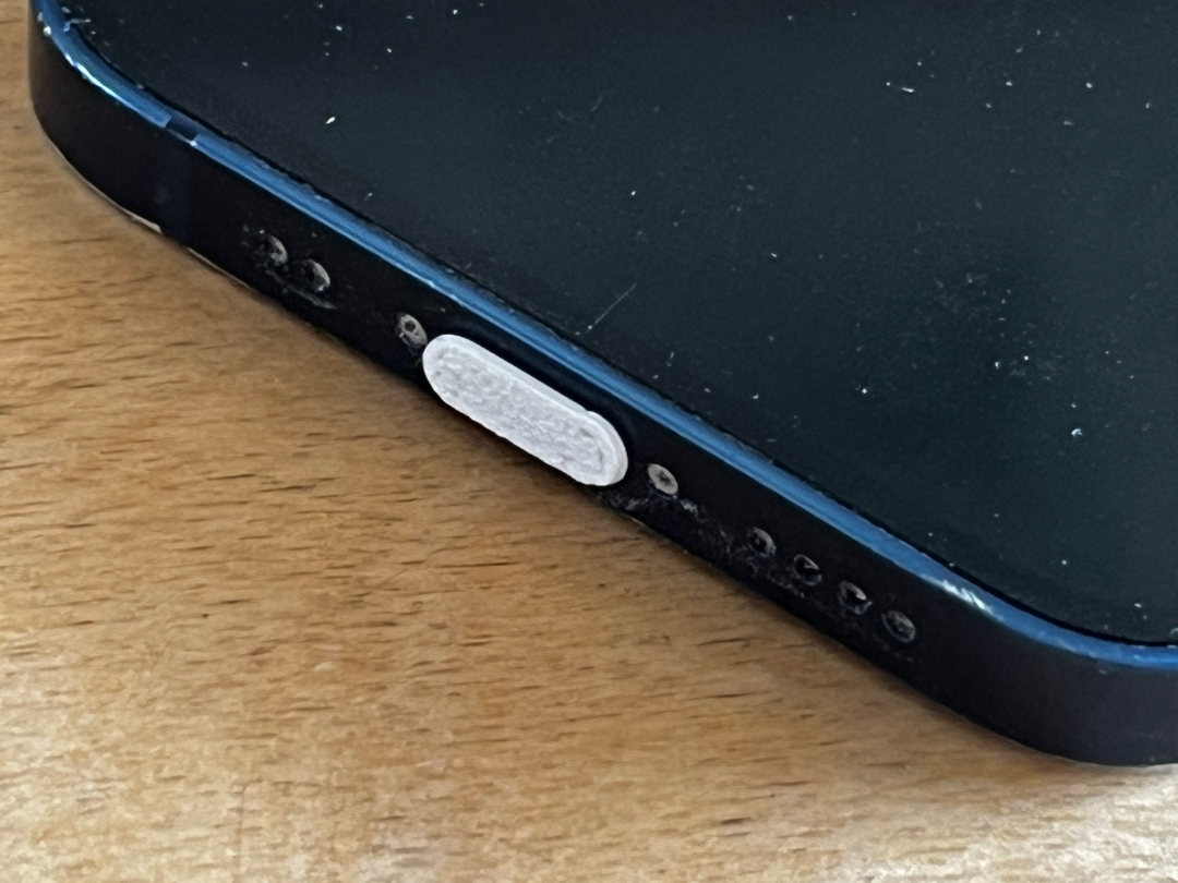 iPhone Lightning dust cover
