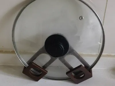 Pot lid holder, infinitely connectable, wall-mountable