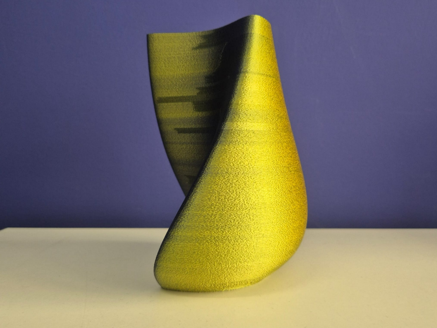 Twisted Silk Vase - Gold & Black Edition