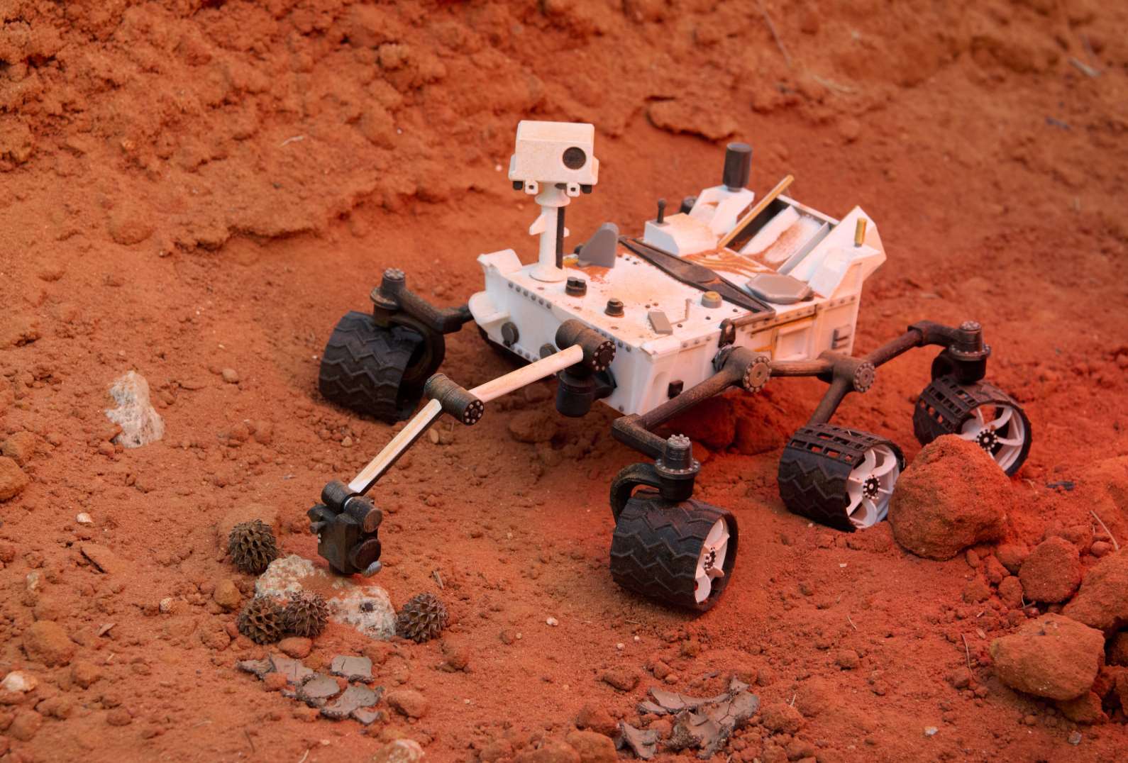 Curiosity rover by NASA - Detailed version, painted and tuned for good assembly.