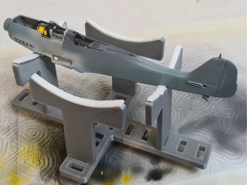 Rotatable model stand