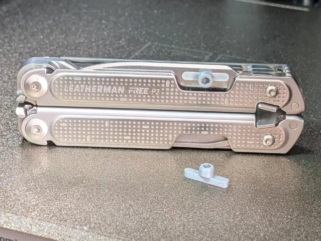 Leatherman Free P2 & P4 thumb stud