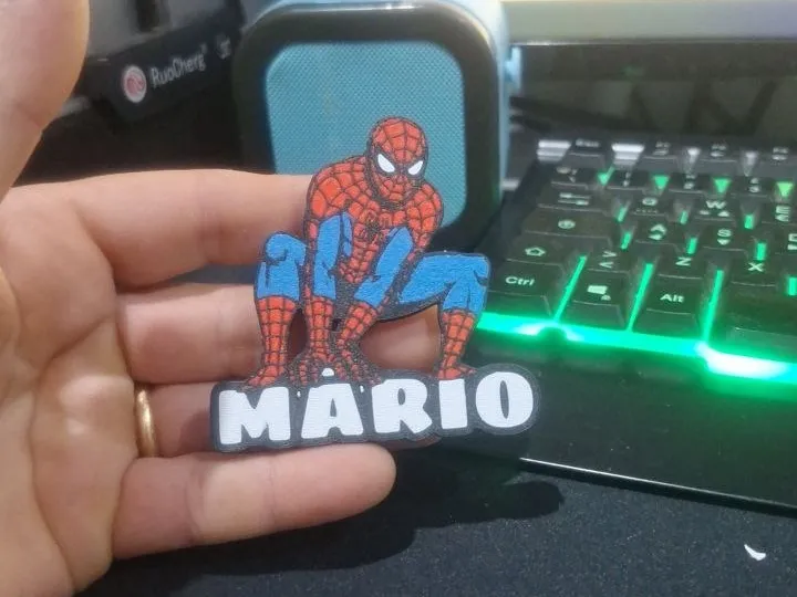 calamita spiderman con scritta Mario