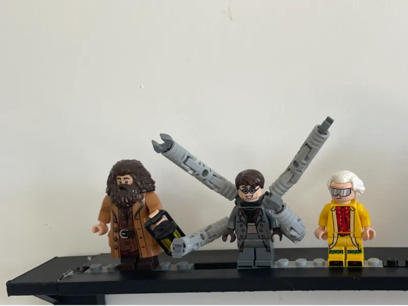 Mini figure display shelf