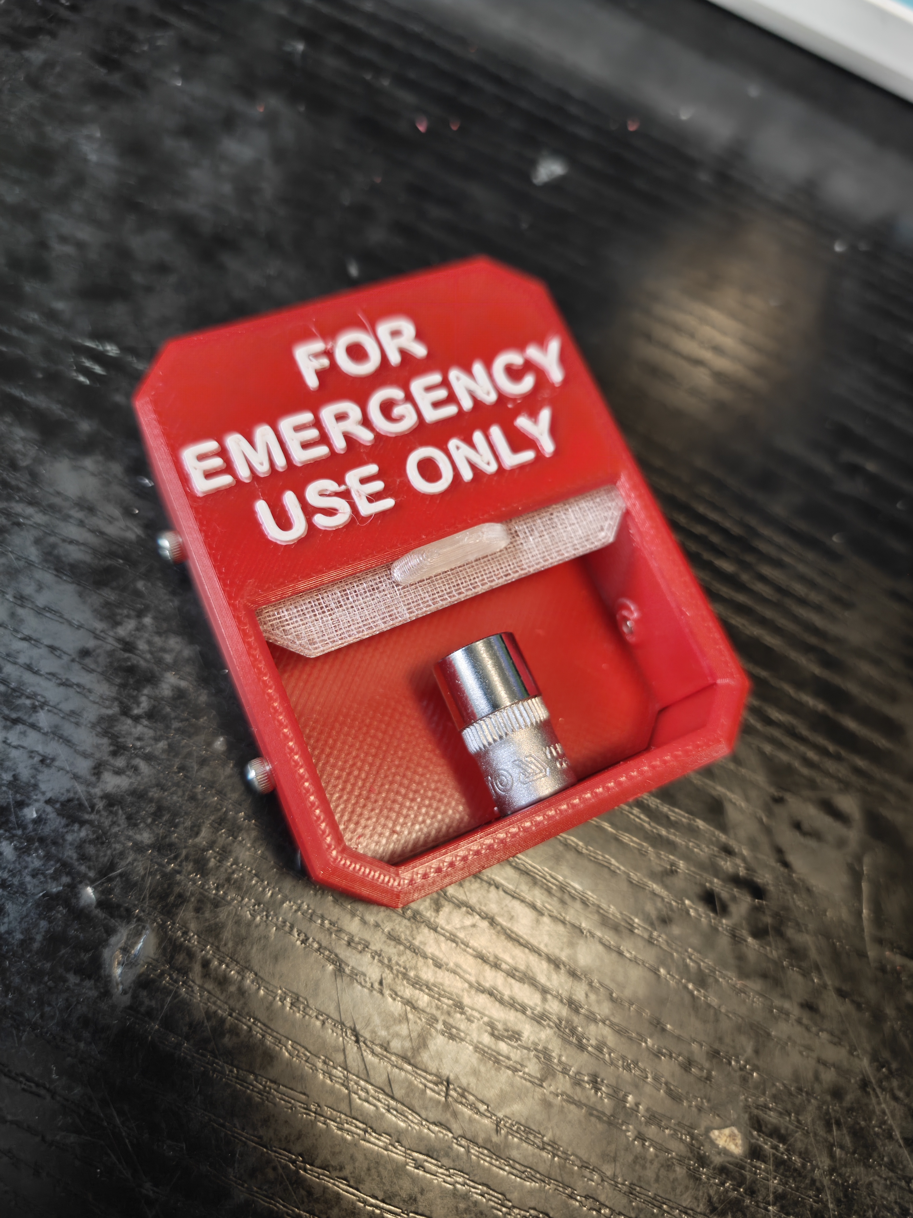 Emergency use 10mm socket display
