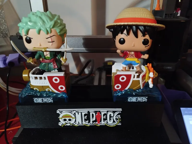 BASE ESPOSITIVA NERA ONE PIECE LORO IN RILIEVO