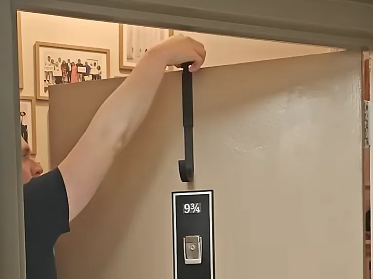 Adjustable Over-the-Door Wreath Hanger