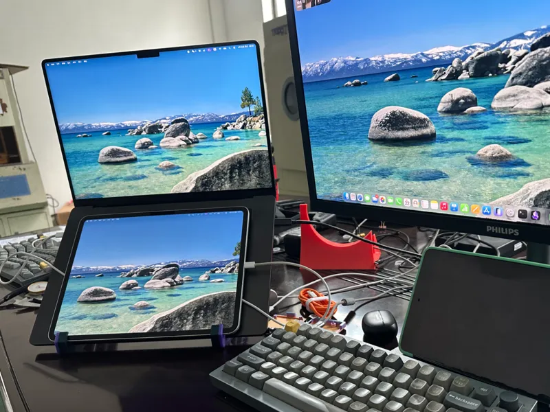 MacBook Pro Vertical Display Stand with iPad Dock