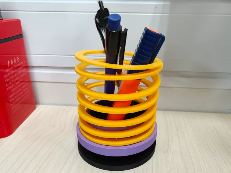 绞牙弹簧造型笔筒
