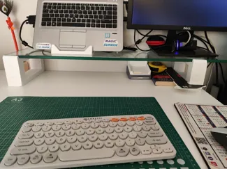 Glass Monitor Raiser