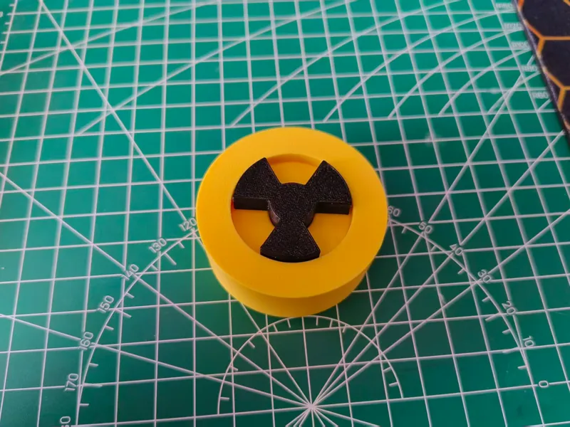 辐射标识解压玩具