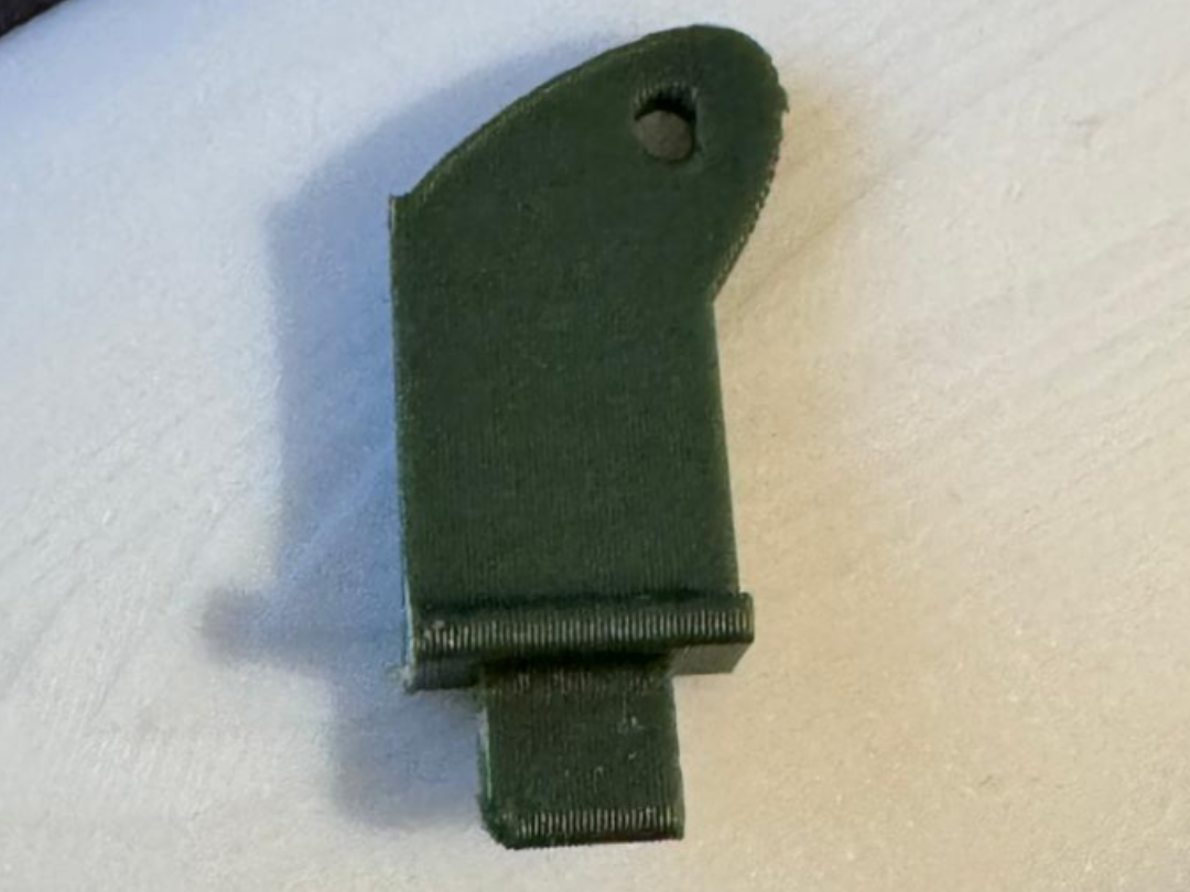 Brazo de servo para alerones y timón de cola