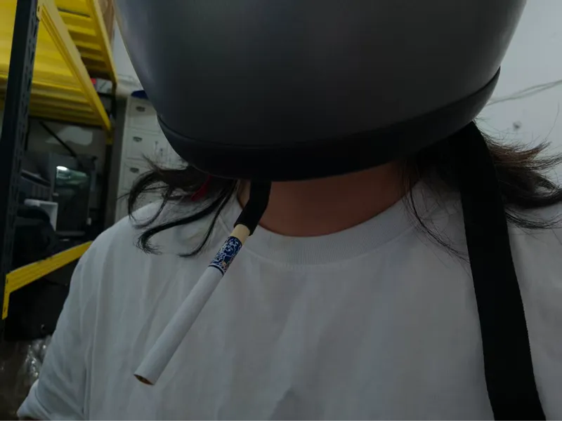 摩托佬戴头盔吸烟辅助器