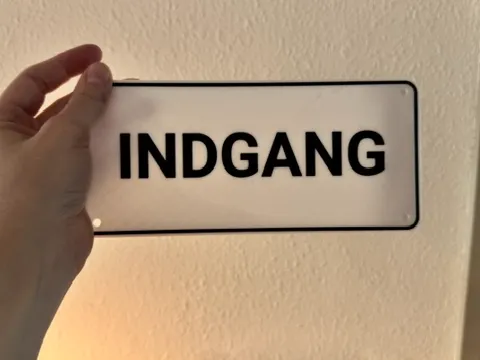 Sign with indgang (entry)