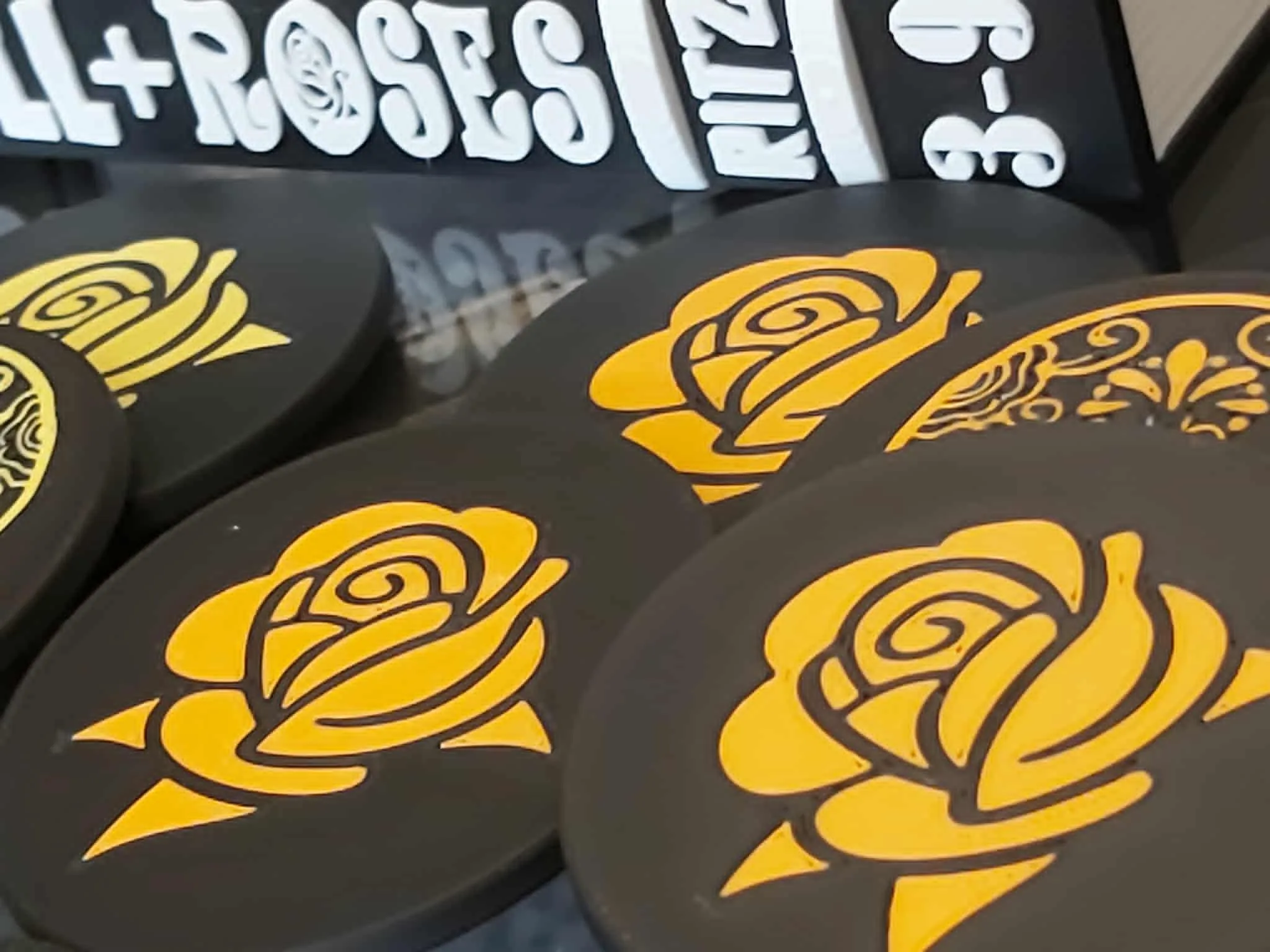 SKULL & ROSES - Bookcase Edition - Free 3D Print Model - MakerWorld