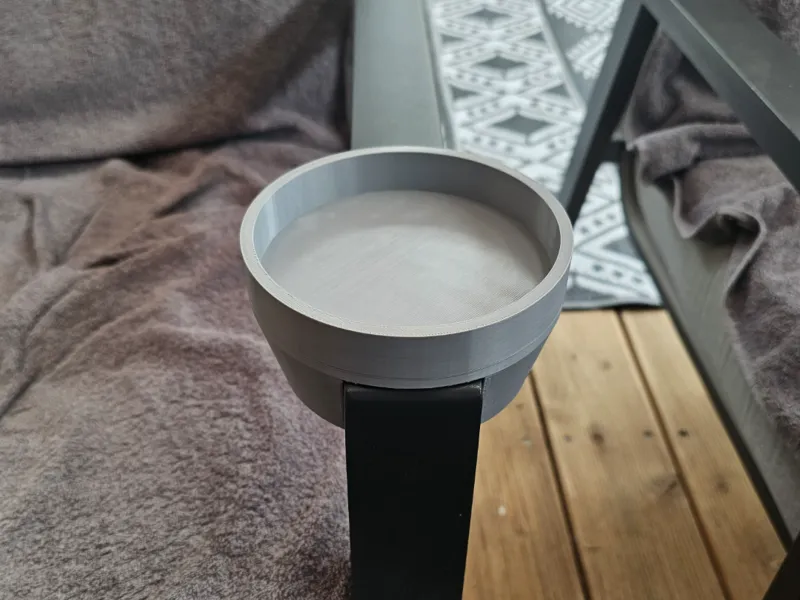 Anpassbare Halterung Aschenbecher für Gartenstuhl 