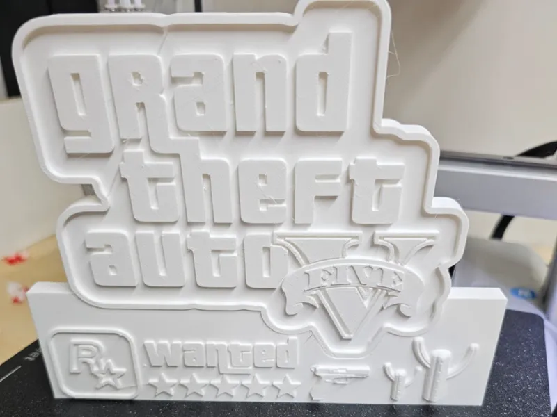 logo GTA V iconico con base per appoggio 