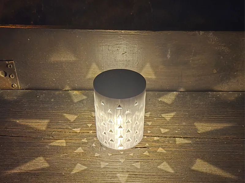 Einfache Solar LED Tischlampe Dreieck Lichtpunkten