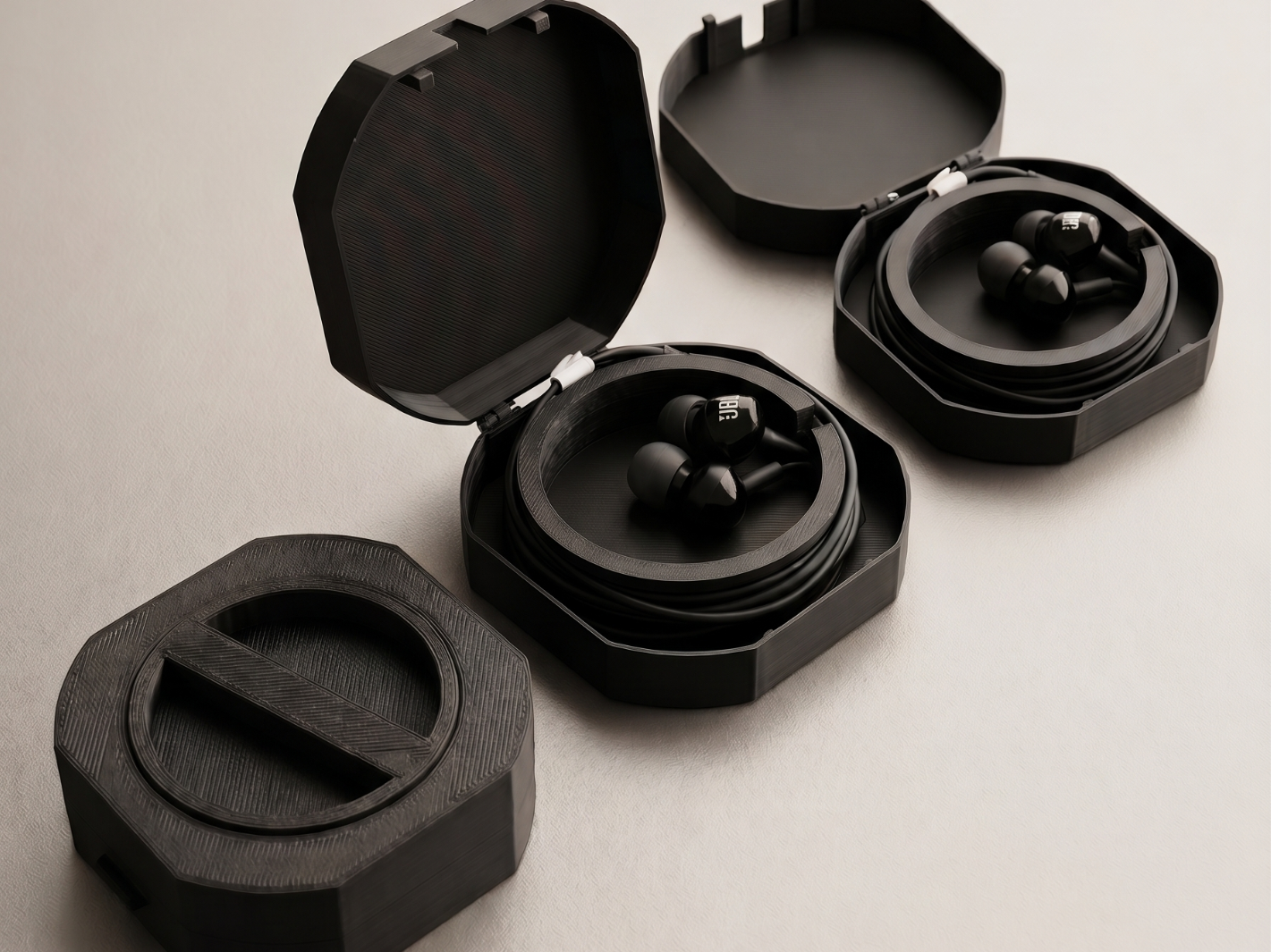 Portable headphone storage case