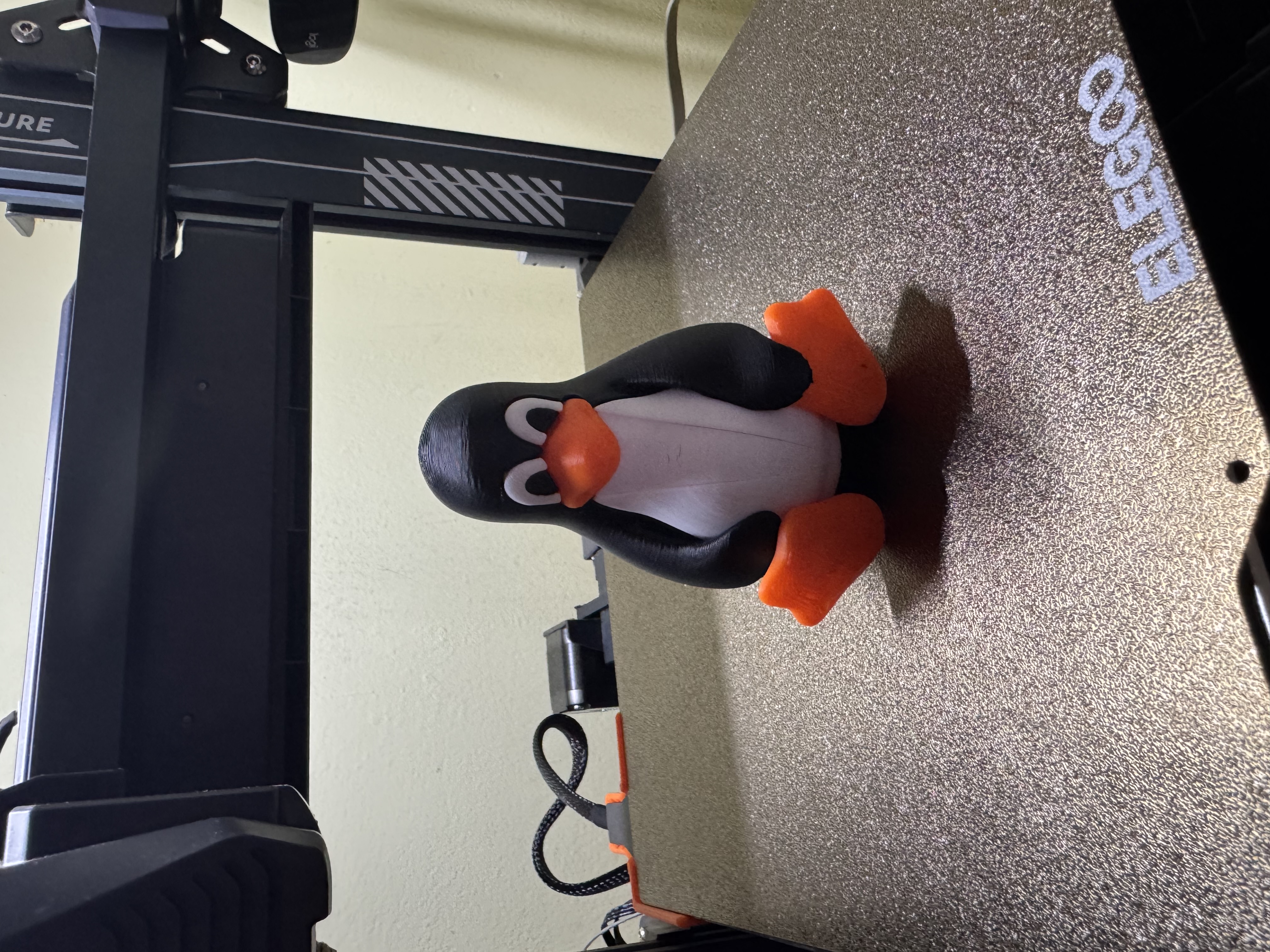 Linux Mascot Tux - Multipart / No MMU needed