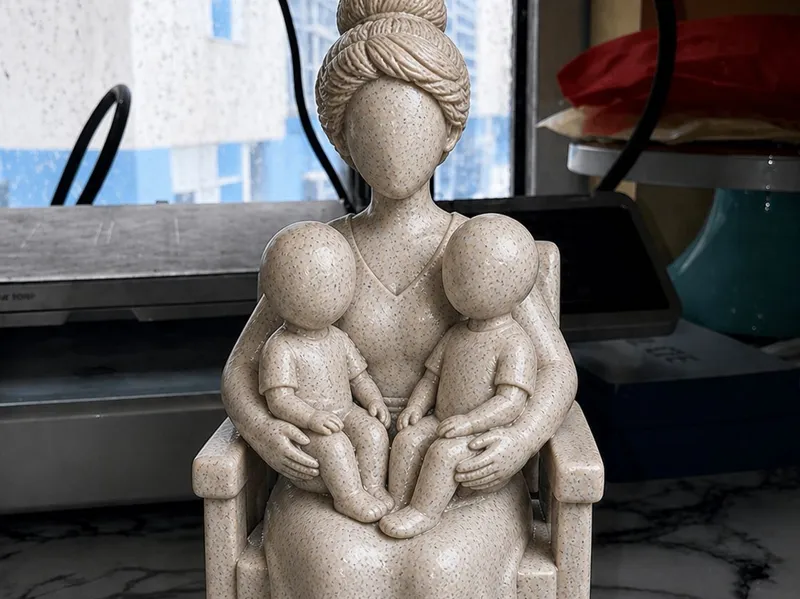 mãe com 2 filhos ao colo
