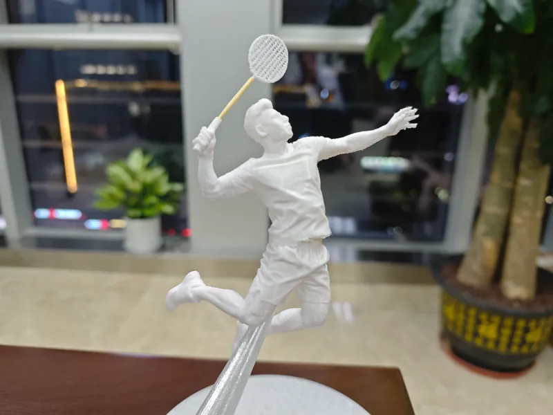 羽毛球运动员扣杀